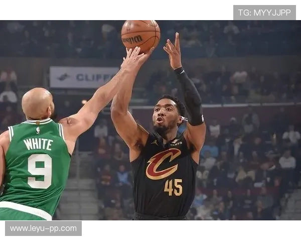 米切尔突破频繁拉开空间，助力球队关键时刻持续得分