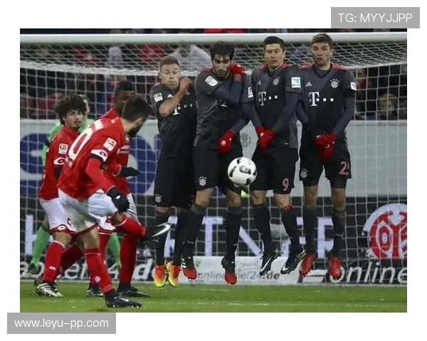 人墙规则：任意球时防守队员必须与球保持至少9.15米距离