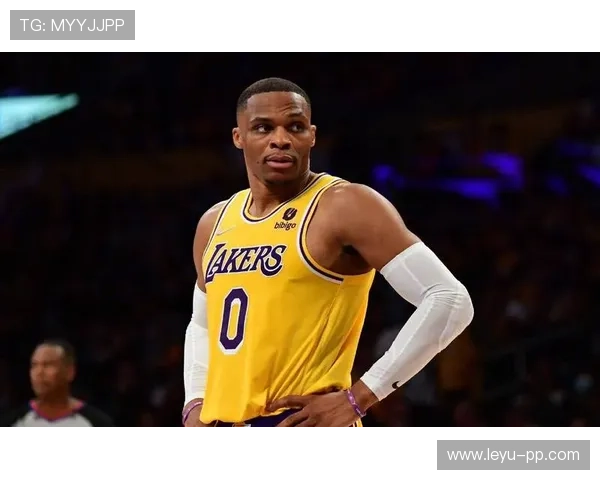 威斯布鲁克由单打转挡拆，为内线制造错位提效