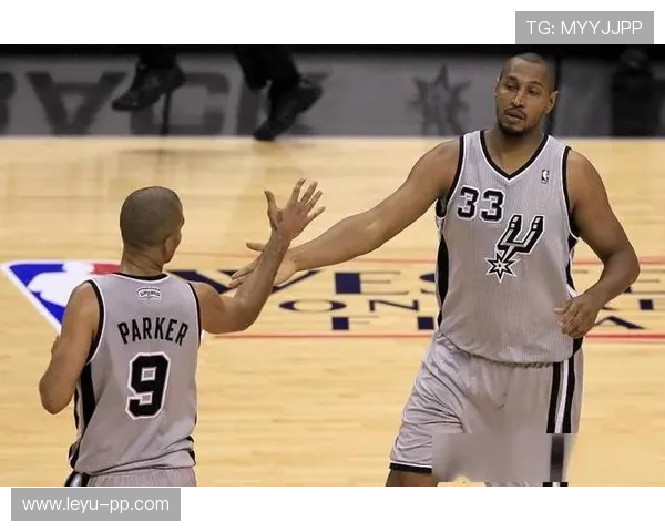 帕克无球穿插改变防守布局，主导马刺进攻节奏