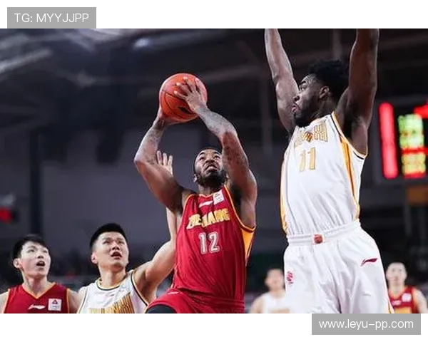 如何正确理解和判定篮球中的卡位犯规规则？